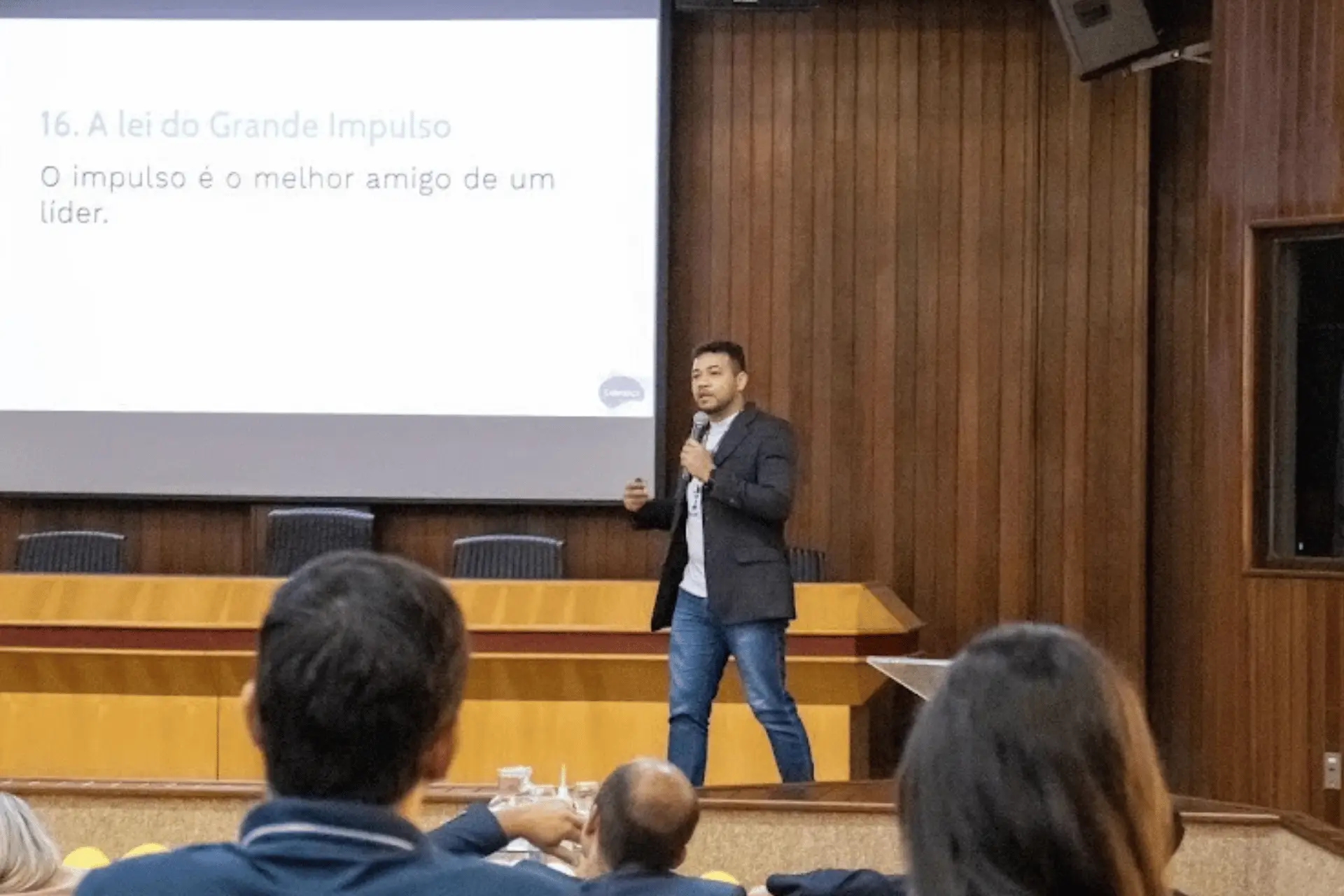 Gilberto Fernandes em contexto de palestra